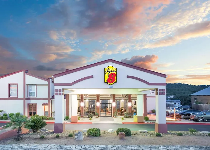 Super 8 By Wyndham Kerrville Tx